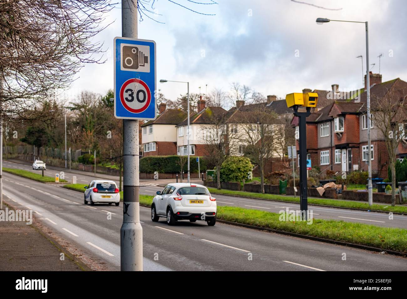 LONDRA - 9 DICEMBRE 2024: Autovelox 30 MPH vicino a Morden, nel sud-ovest di Londra Foto Stock