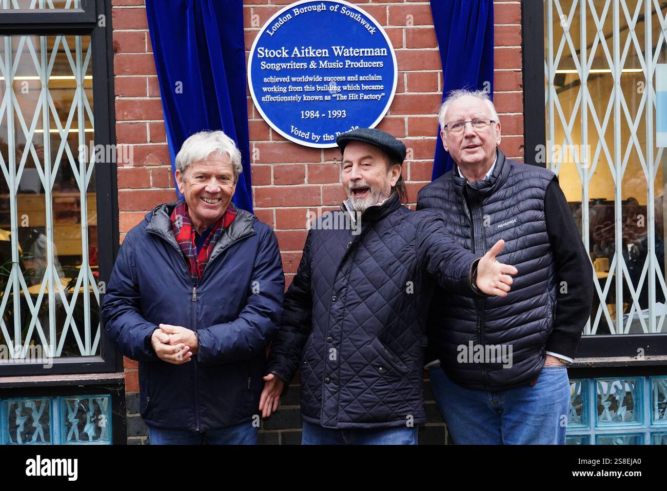 (Sinistra-destra) Mike Stock, Matt Aiken e Pete Waterman durante l'inaugurazione di una targa blu Historic England in loro onore ai Vine Yard Studios di Londra. Data foto: Mercoledì 22 gennaio 2025. Foto Stock