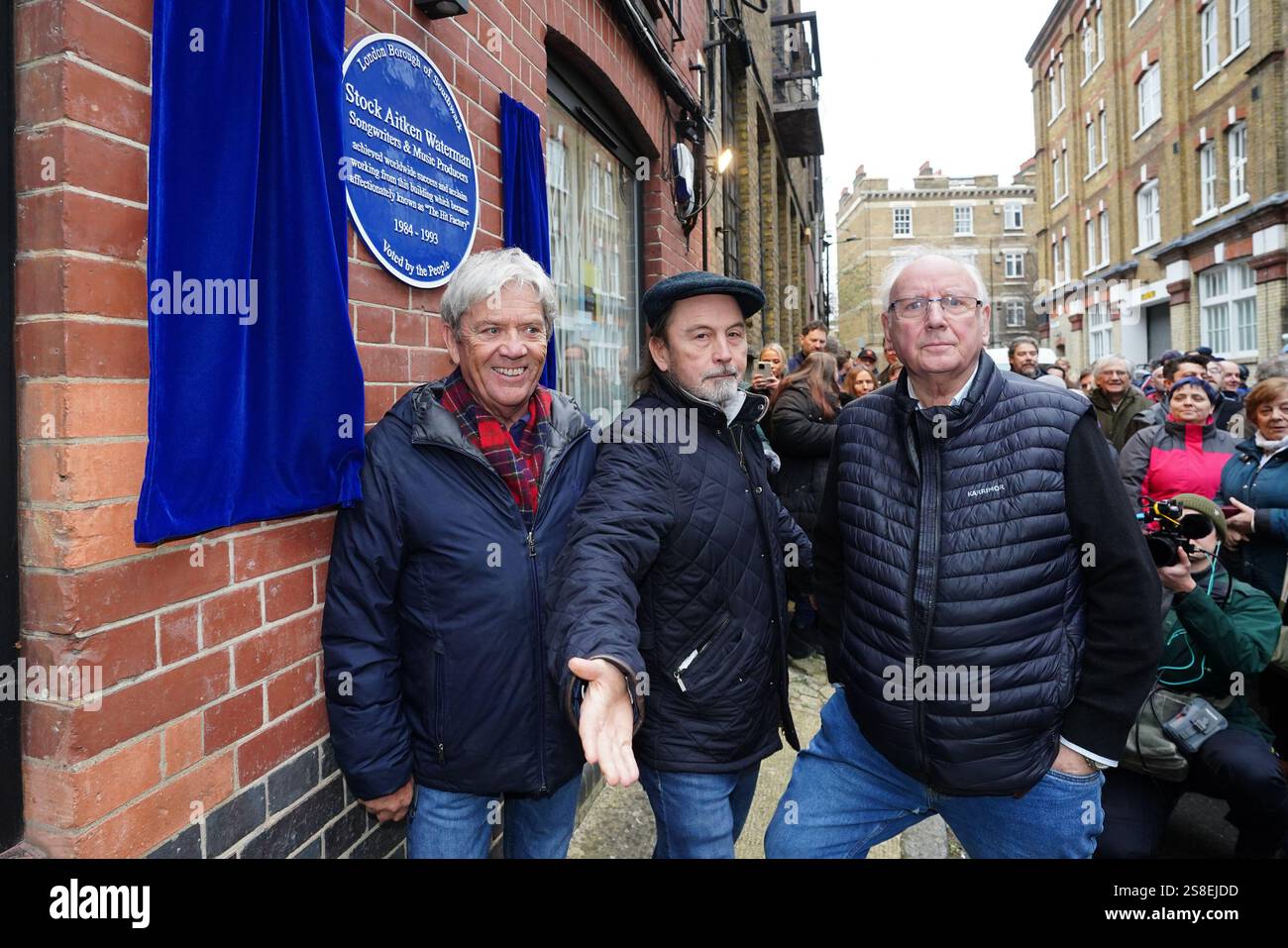 (Sinistra-destra) Mike Stock, Matt Aiken e Pete Waterman durante l'inaugurazione di una targa blu Historic England in loro onore ai Vine Yard Studios di Londra. Data foto: Mercoledì 22 gennaio 2025. Foto Stock