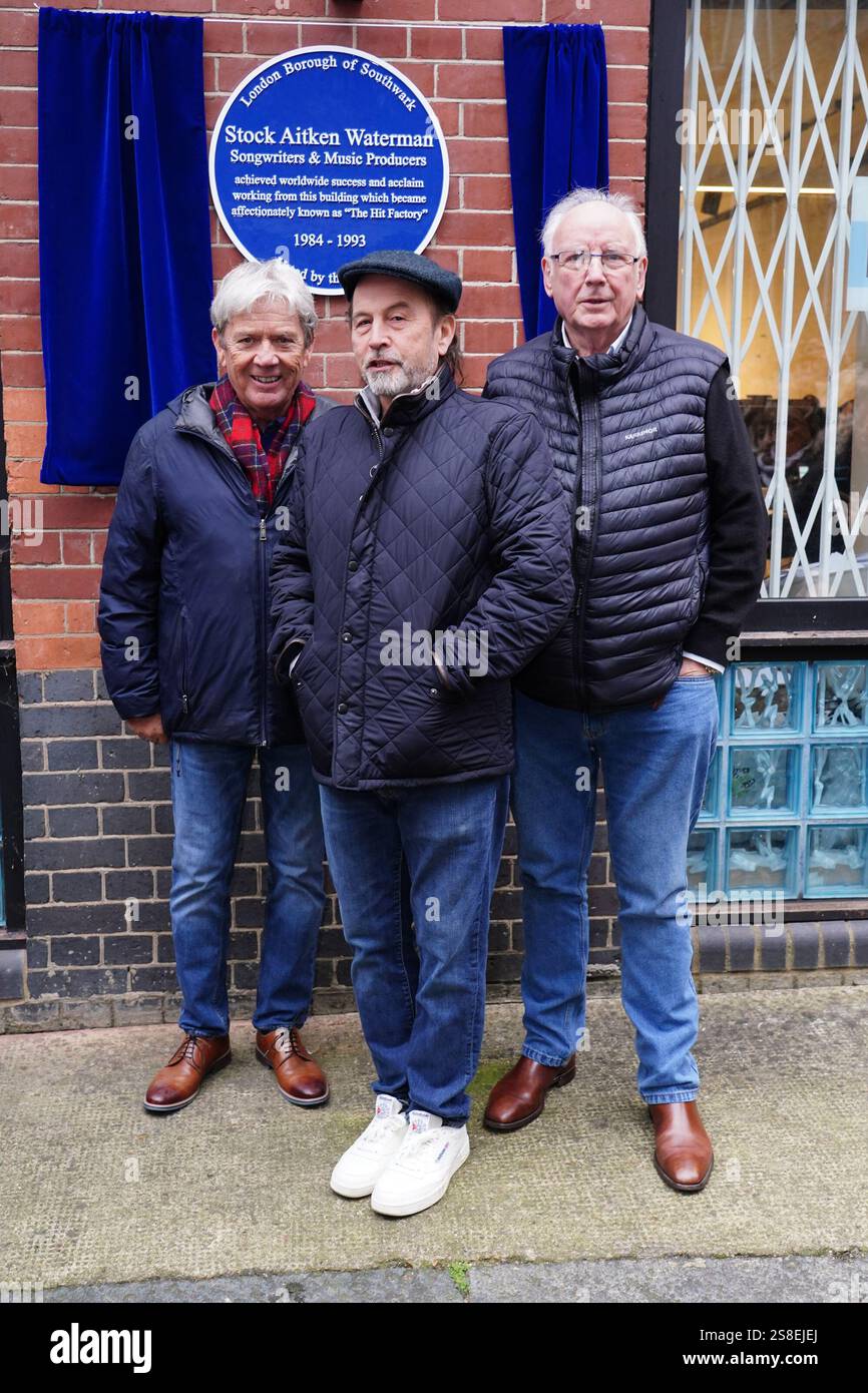 (Sinistra-destra) Mike Stock, Matt Aiken e Pete Waterman durante l'inaugurazione di una targa blu Historic England in loro onore ai Vine Yard Studios di Londra. Data foto: Mercoledì 22 gennaio 2025. Foto Stock