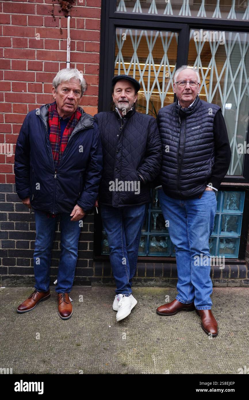 (Sinistra-destra) Mike Stock, Matt Aiken e Pete Waterman durante l'inaugurazione di una targa blu Historic England in loro onore ai Vine Yard Studios di Londra. Data foto: Mercoledì 22 gennaio 2025. Foto Stock