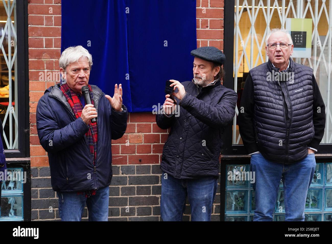 (Sinistra-destra) Mike Stock, Matt Aiken e Pete Waterman durante l'inaugurazione di una targa blu Historic England in loro onore ai Vine Yard Studios di Londra. Data foto: Mercoledì 22 gennaio 2025. Foto Stock