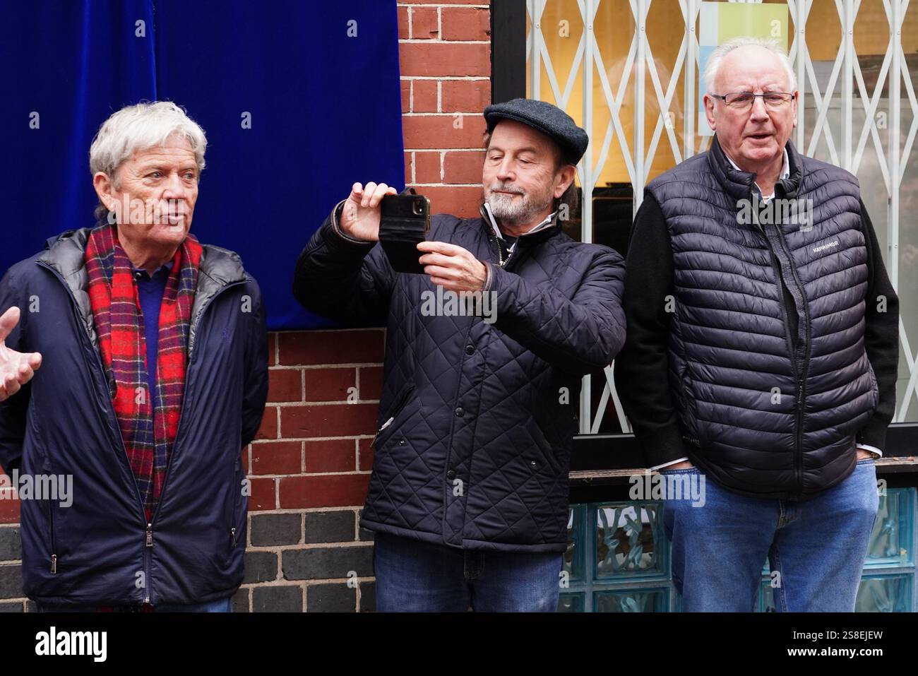 (Sinistra-destra) Mike Stock, Matt Aiken e Pete Waterman durante l'inaugurazione di una targa blu Historic England in loro onore ai Vine Yard Studios di Londra. Data foto: Mercoledì 22 gennaio 2025. Foto Stock