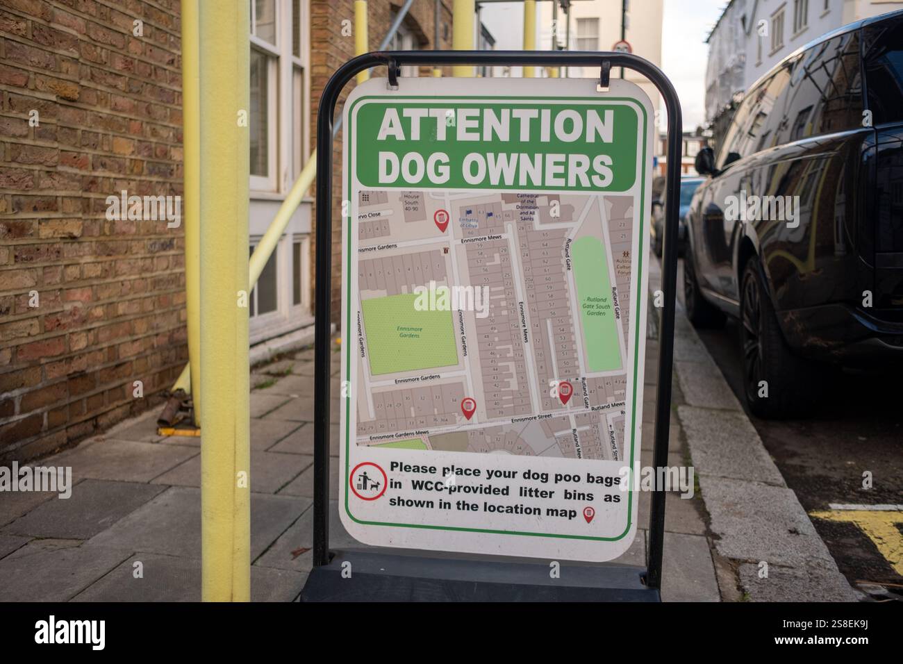 LONDRA - 7 GENNAIO 2025: Cartellone in mostra nella costosa zona residenziale di Kensington, che insegna ai proprietari di cani di non lasciare i loro sacchetti di cacca per cani per strada Foto Stock