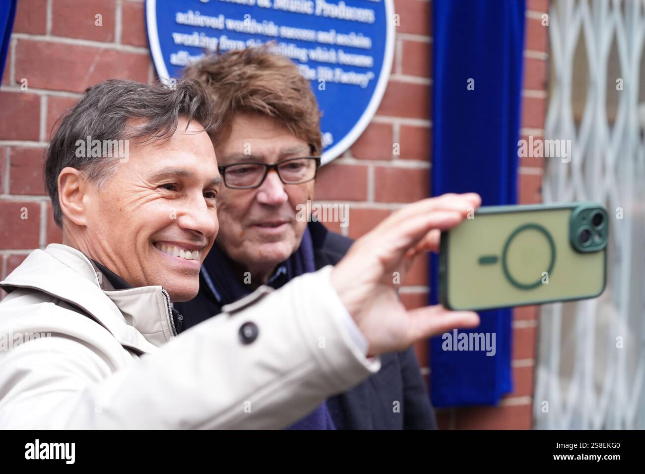 Nathan Moore (a sinistra) e Mike Read durante l'inaugurazione di una targa blu Historic England in onore di Mike Stock, Matt Aiken e Pete Waterman ai Vine Yard Studios di Londra. Data foto: Mercoledì 22 gennaio 2025. Foto Stock