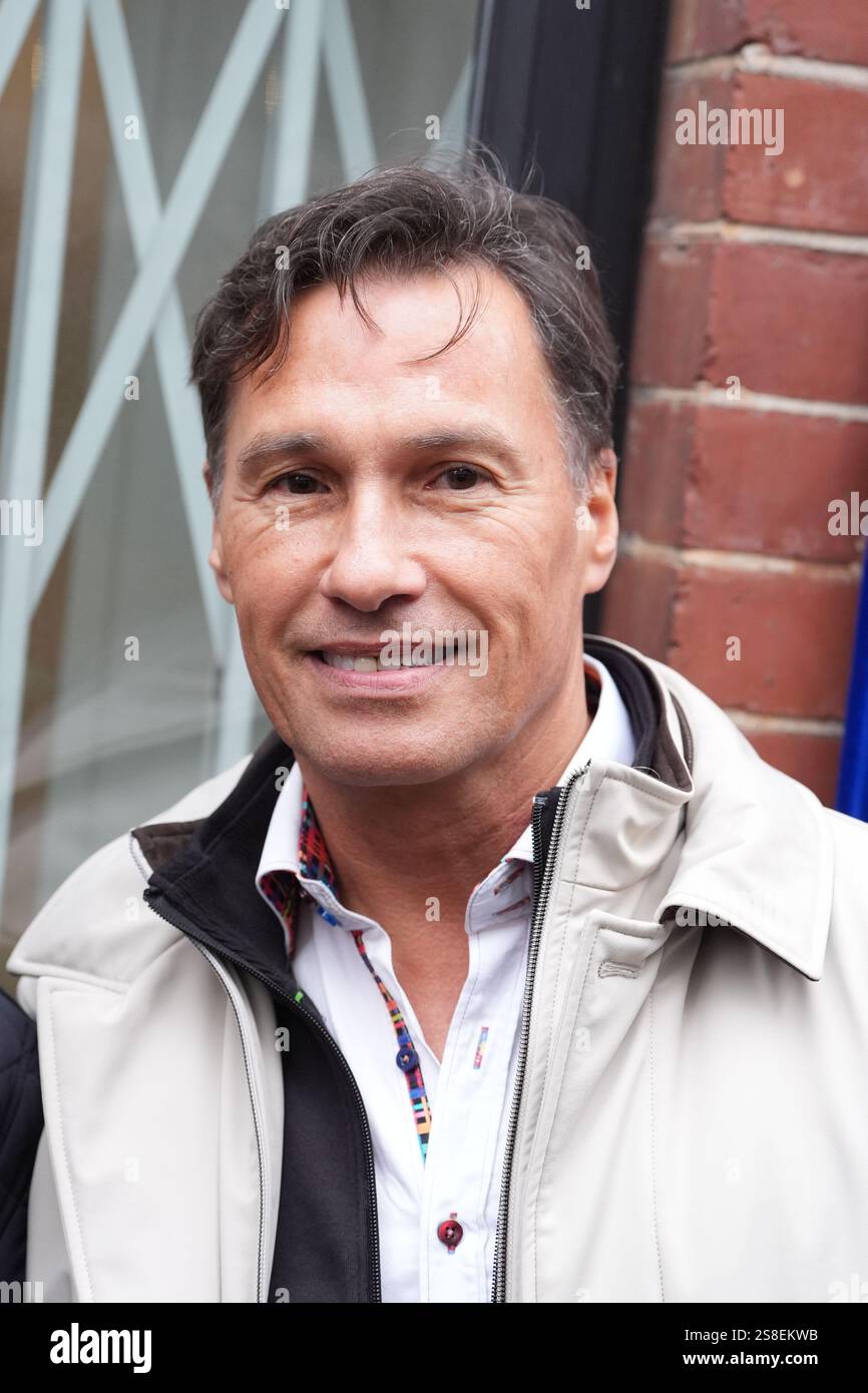 Nathan Moore (a sinistra) durante l'inaugurazione di una targa blu Historic England in onore di Mike Stock, Matt Aiken e Pete Waterman ai Vine Yard Studios di Londra. Data foto: Mercoledì 22 gennaio 2025. Foto Stock