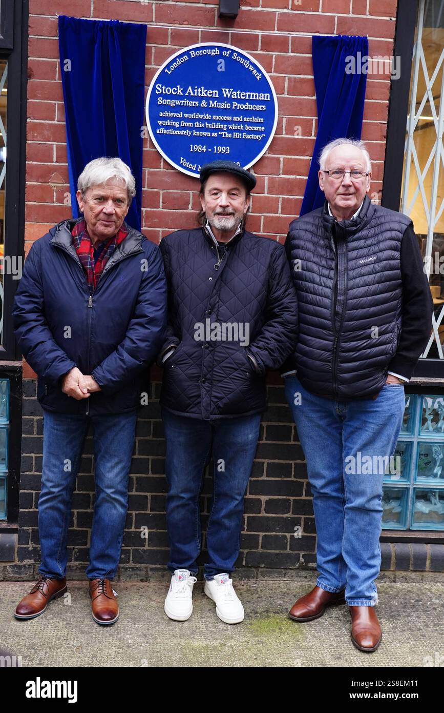 (Sinistra-destra) Mike Stock, Matt Aiken e Pete Waterman durante l'inaugurazione di una targa blu Historic England in loro onore ai Vine Yard Studios di Londra. Data foto: Mercoledì 22 gennaio 2025. Foto Stock