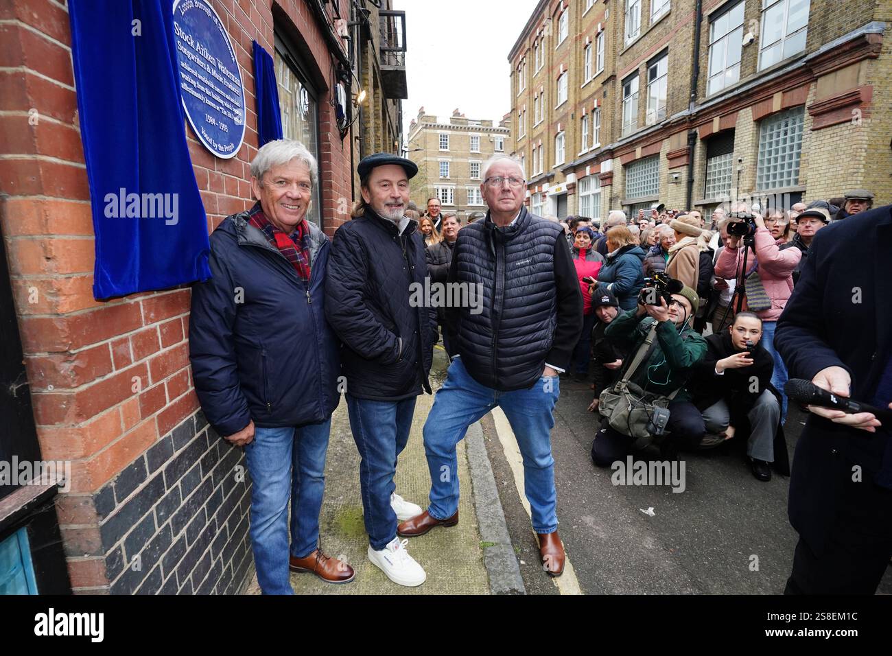 (Sinistra-destra) Mike Stock, Matt Aiken e Pete Waterman durante l'inaugurazione di una targa blu Historic England in loro onore ai Vine Yard Studios di Londra. Data foto: Mercoledì 22 gennaio 2025. Foto Stock