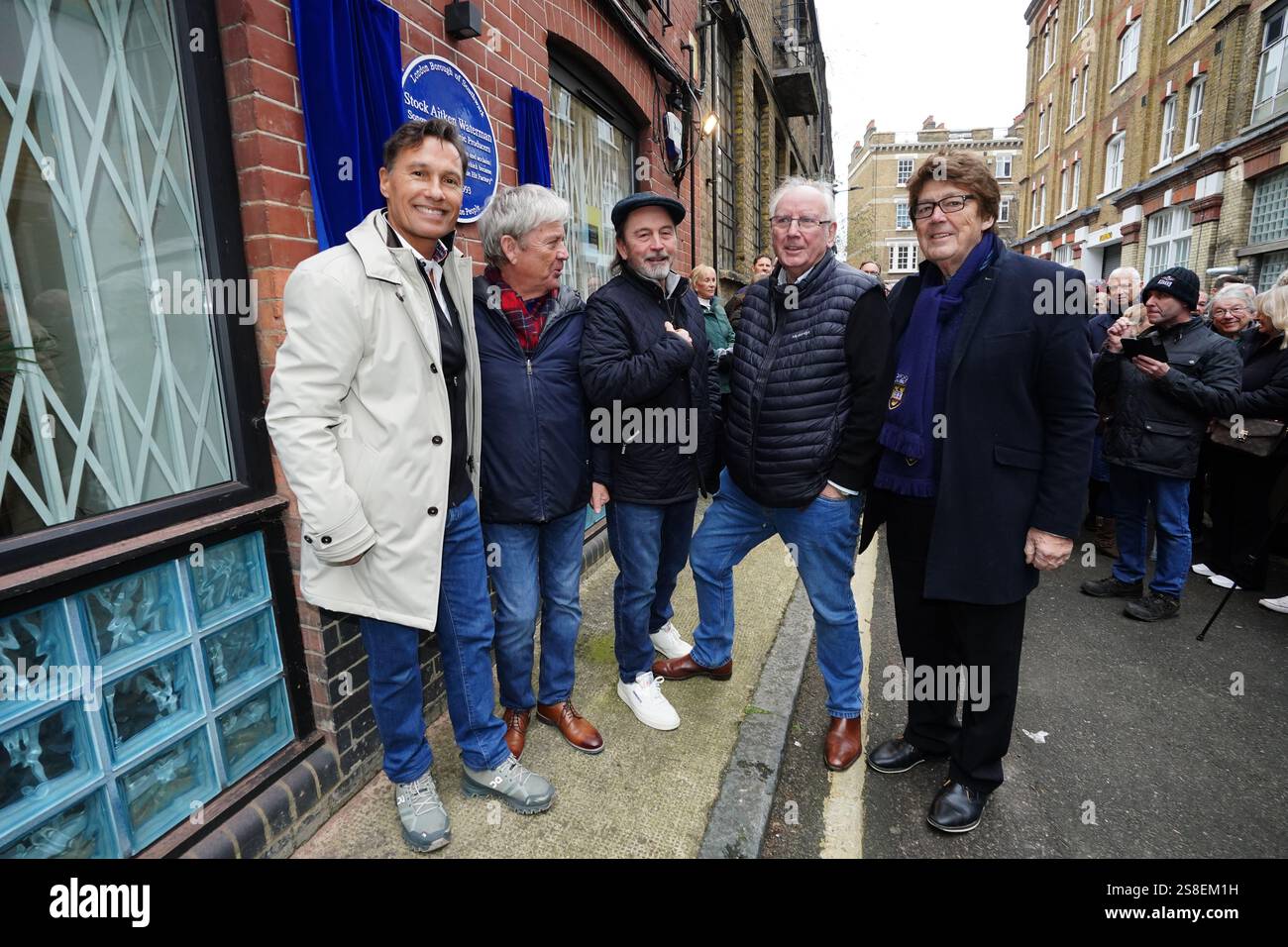 (Sinistra-destra) Nathan Moore, Mike Stock, Matt Aiken, Pete Waterman e Mike Read durante l'inaugurazione di una targa blu dell'Inghilterra storica in onore di Stock, Aiken e Waterman ai Vine Yard Studios di Londra. Data foto: Mercoledì 22 gennaio 2025. Foto Stock