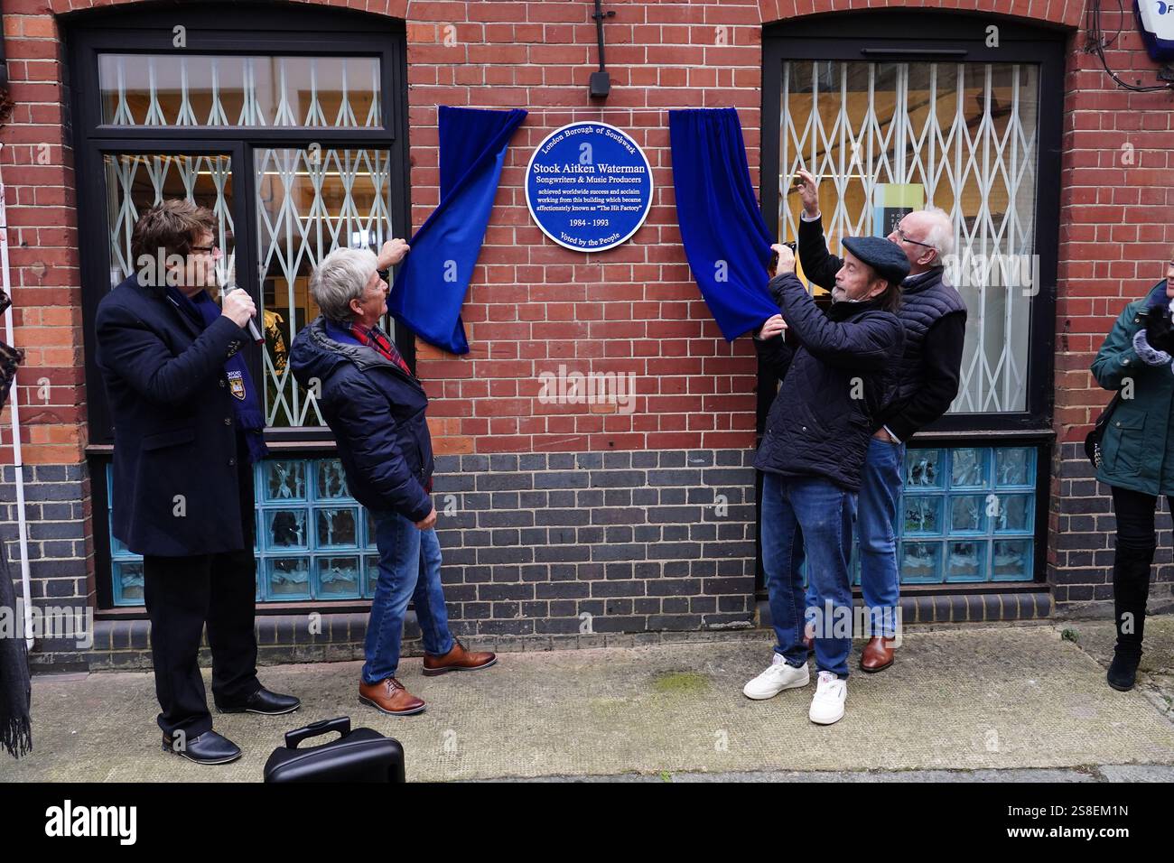 (Sinistra-destra) Mike Read con Mike Stock, Matt Aiken e Pete Waterman durante l'inaugurazione di una targa blu Historic England in loro onore ai Vine Yard Studios di Londra. Data foto: Mercoledì 22 gennaio 2025. Foto Stock