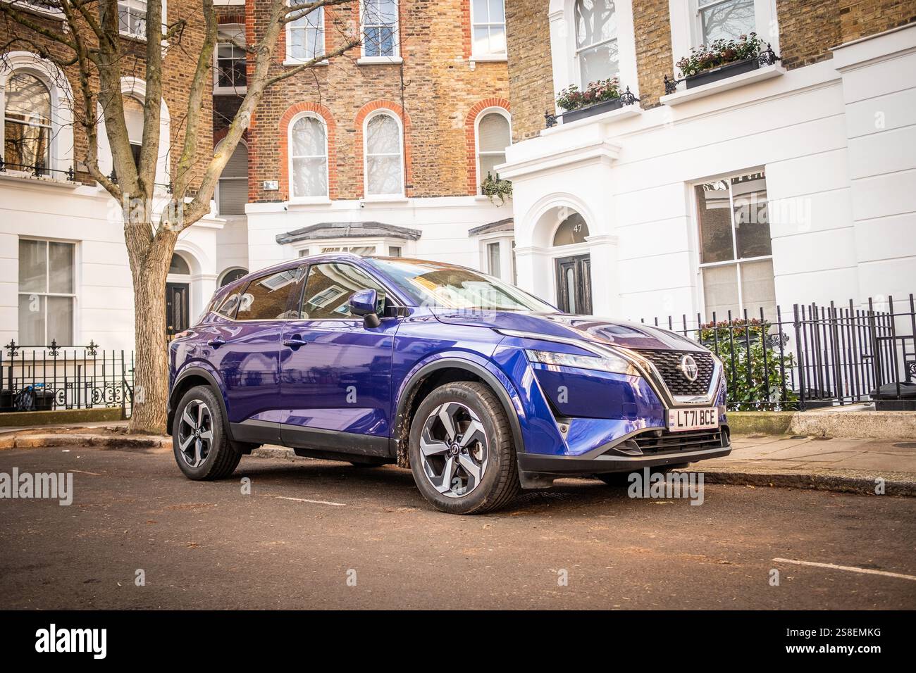 LONDRA - 14 GENNAIO 2025: L'auto di Nissan Qashai parcheggiata nell'esclusiva London Street. Auto giapponese. Foto Stock