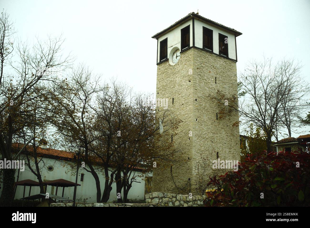 Safranbolu, Karabük, Turchia - 28 novembre 2024: La storica torre dell'orologio di Safranbolu con la classica architettura dell'epoca ottomana Foto Stock
