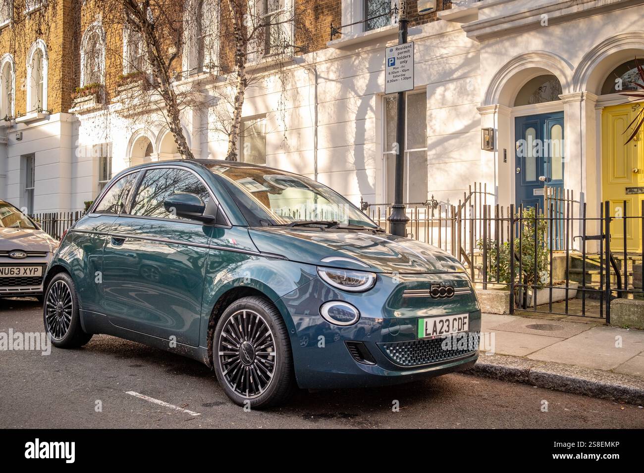 LONDRA - 14 GENNAIO 2025: Veicolo elettrico Fiat 500 nella lussuosa London Street Foto Stock