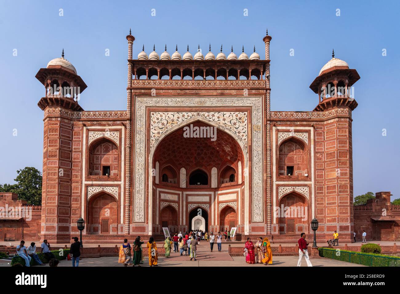 India. Stato di Uttar Pradesh. Agra. Taj Mahal. La monumentale porta principale (Darwaza-i Rauza, alta 30 metri) Foto Stock