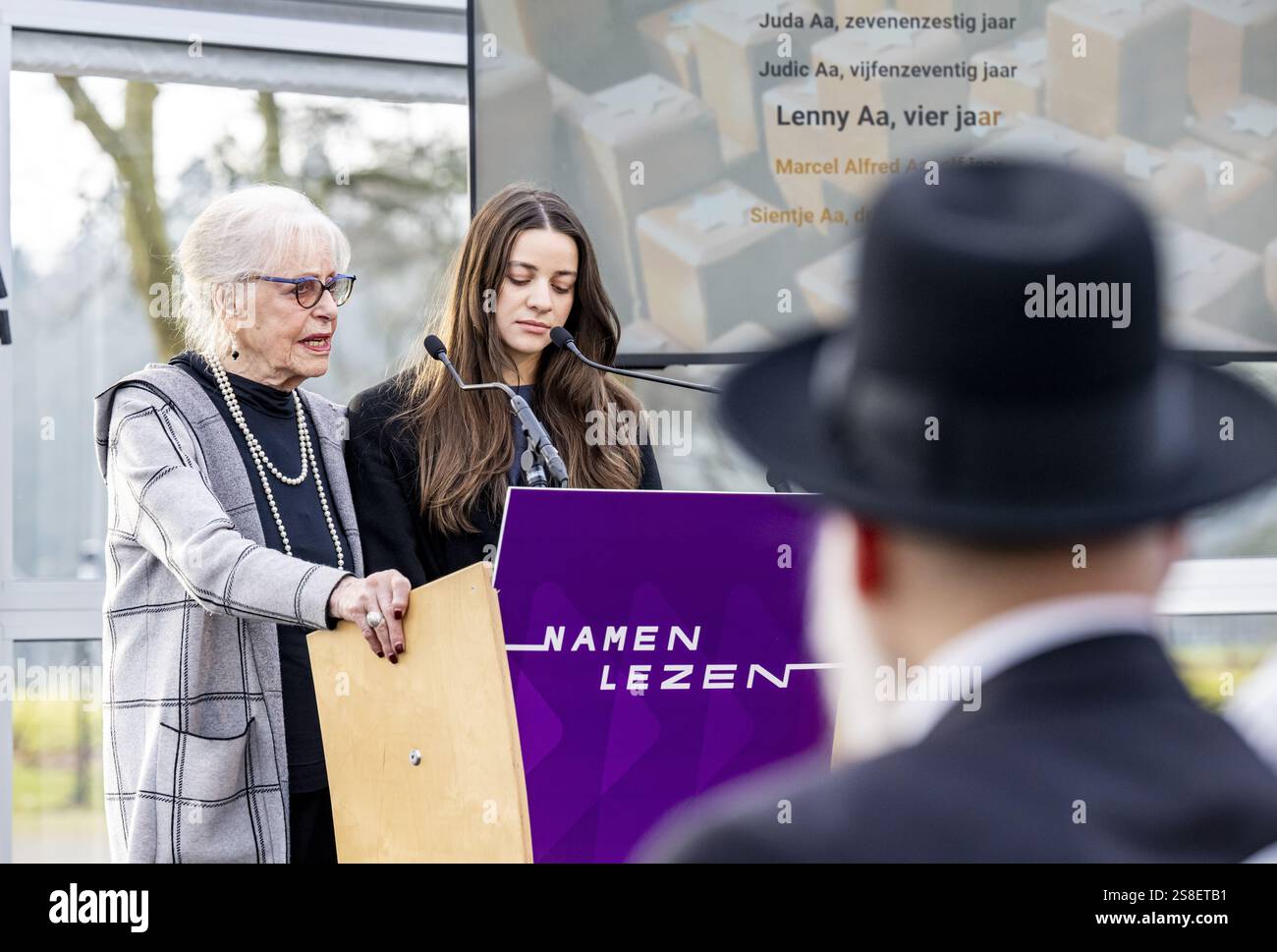 HOOGHALEN - Eva Weyl pronuncia i nomi delle vittime dell'Olocausto sui terreni dell'ex campo di Westerbork. Circa ottocento persone leggono i nomi di più di 100.000 vittime in memoria. ANP MARCEL J. DE JONG netherlands Out - belgio Out Foto Stock