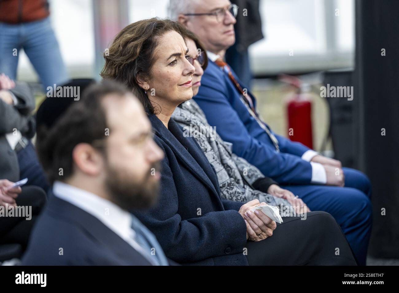 HOOGHALEN - il sindaco di Amsterdam Femke Halsema pronuncia i nomi delle vittime dell'Olocausto sui terreni dell'ex campo di Westerbork. Circa ottocento persone leggono i nomi di più di 100.000 vittime in memoria. ANP MARCEL J. DE JONG netherlands Out - belgio Out Foto Stock