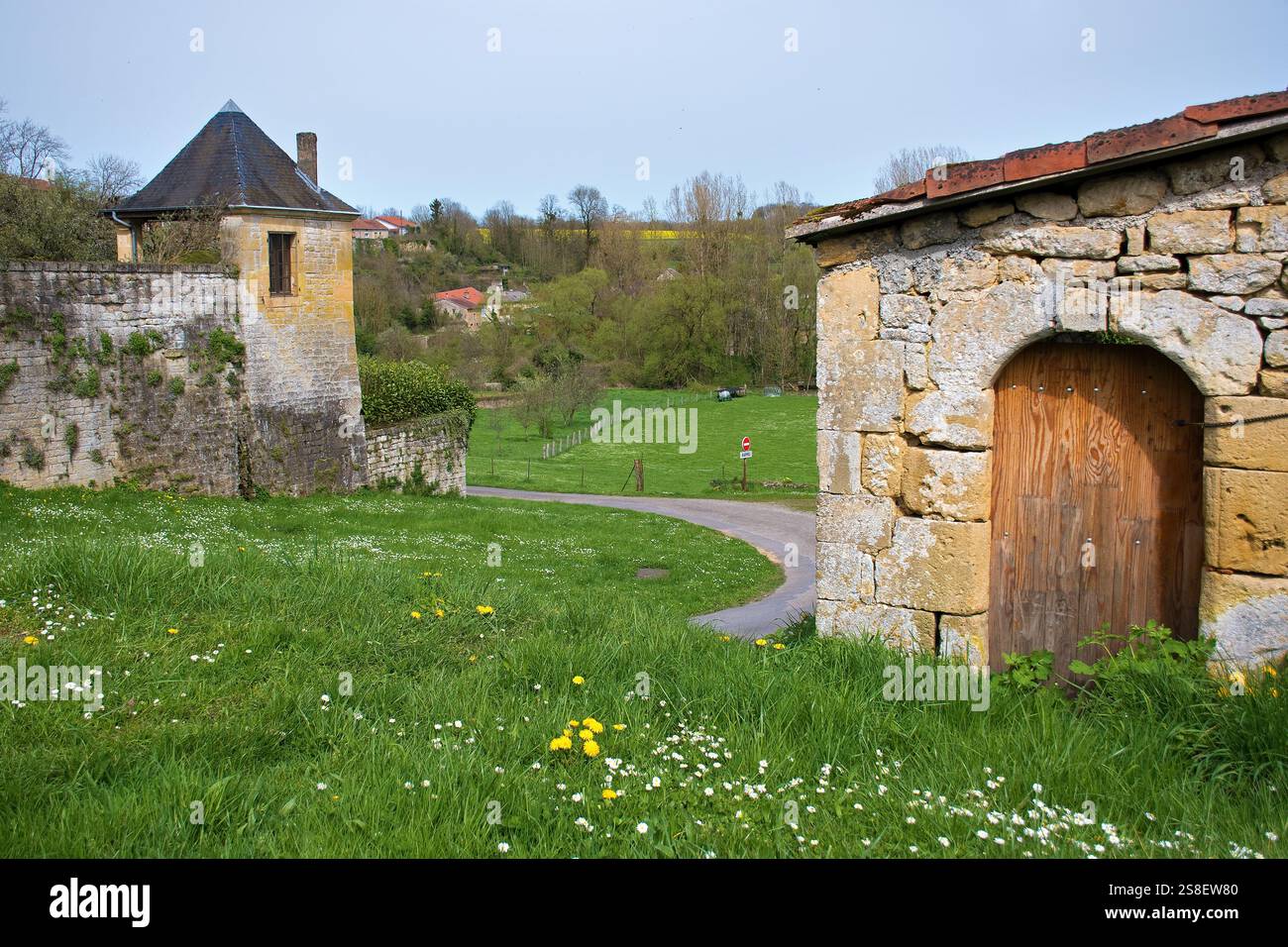 Marville, sentiero rurale ai margini del villaggio con prati, Grand Est, Francia Foto Stock