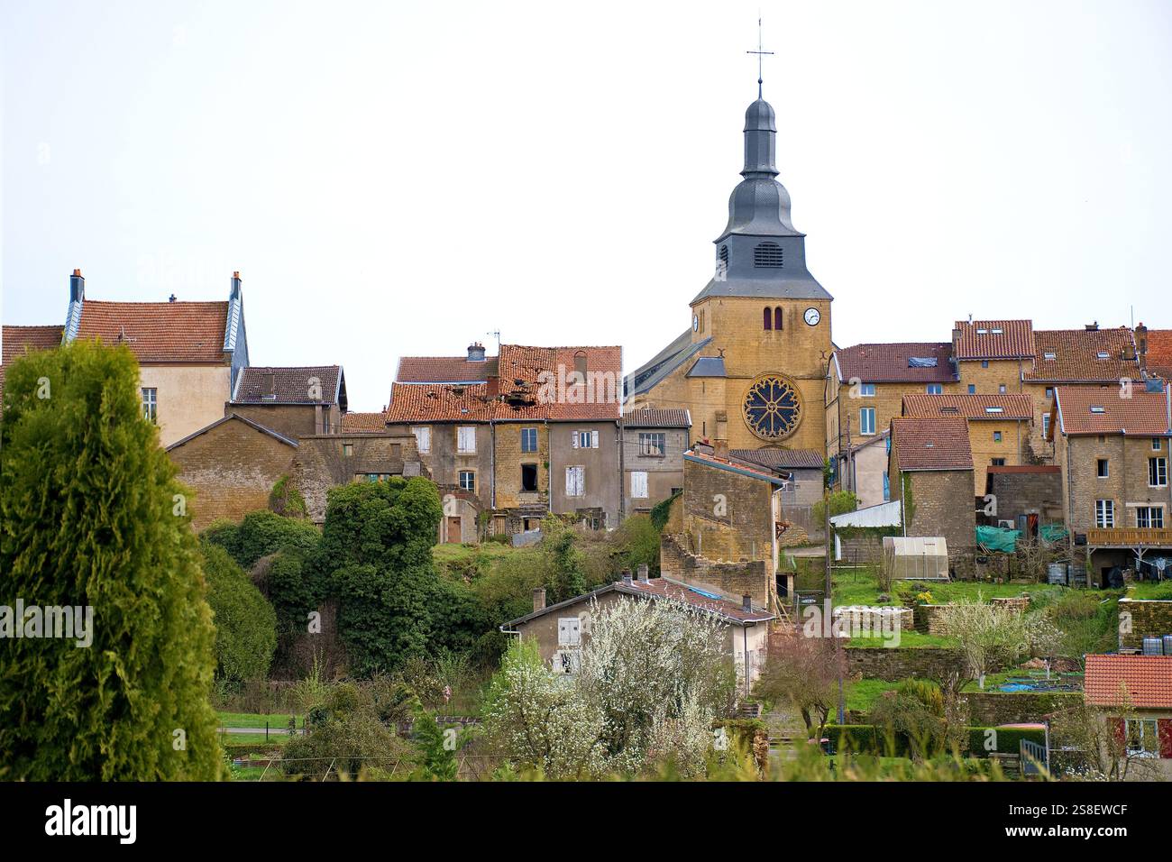 Marville, vista sulla città con Église Saint-Nicolas, Grand Est, Francia Foto Stock