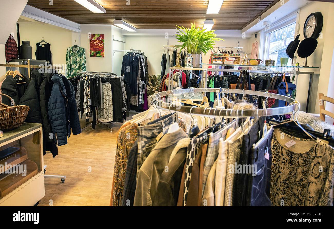 Negozio di abbigliamento usato a Malmköping Svezia Foto Stock