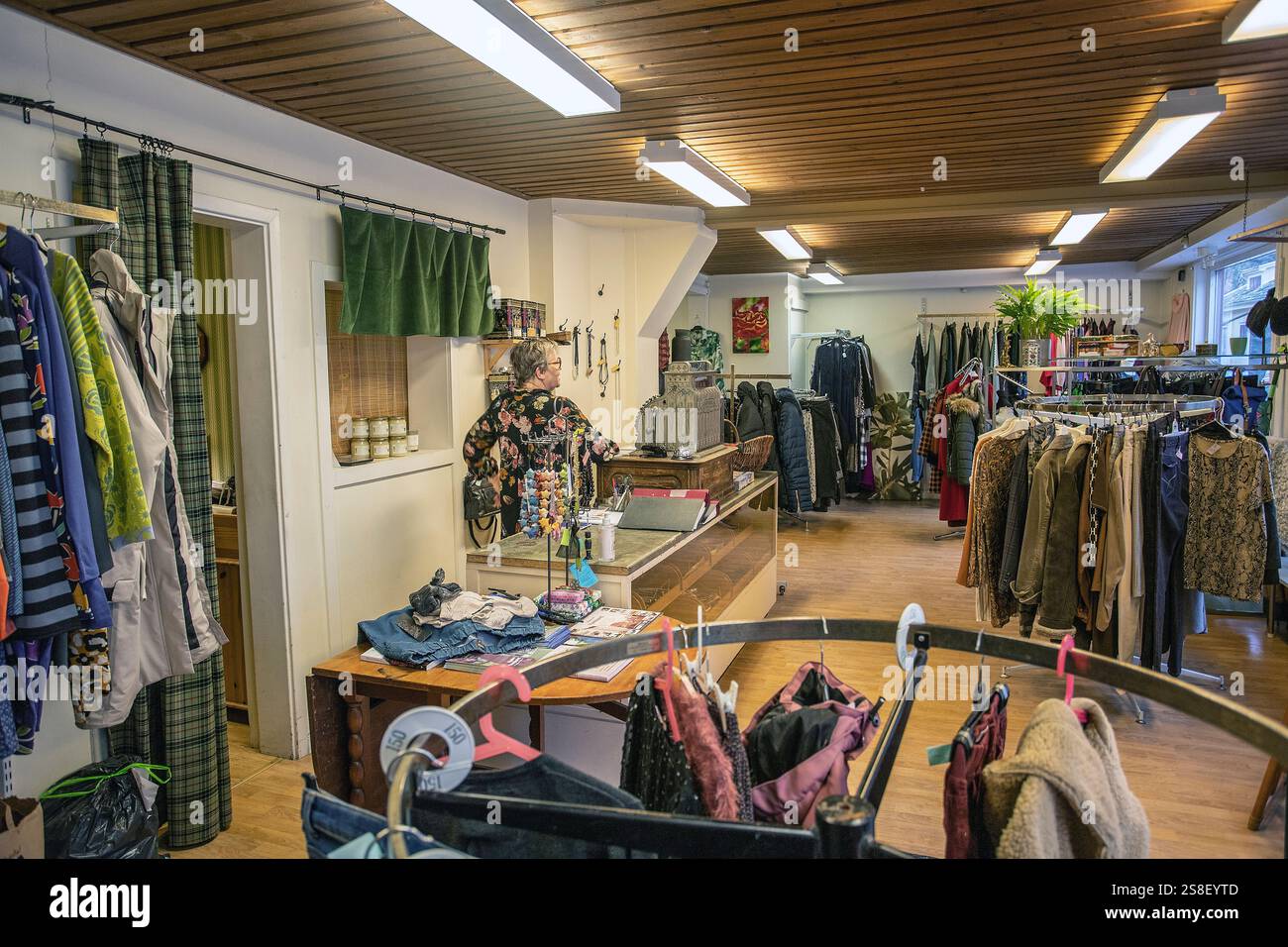 Negozio di abbigliamento usato a Malmköping Svezia Foto Stock