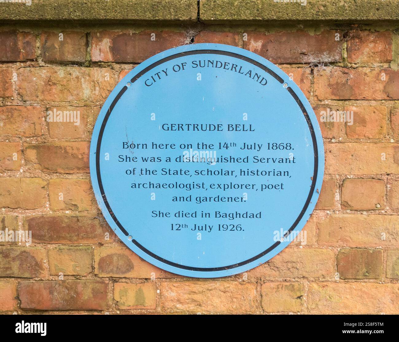 Targa blu che commemora il luogo di nascita (ex Washington New Hall) e la vita di Gertrude Bell Foto Stock