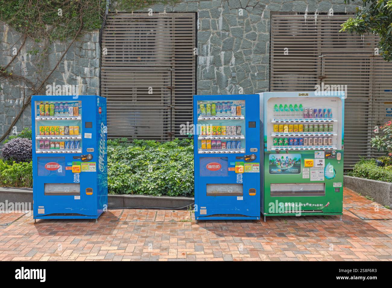 Hong Kong, Cina - 27 aprile 2017: Succo di frutta acqua fredda cioccolato latte bevande in vendita presso Multi Vending Machines nel City Park Kowloon. Foto Stock