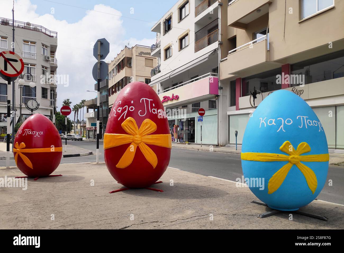 Larnaca, Cipro - uova di Pasqua giganti nel centro della città per celebrare la Pasqua ortodossa. Foto Stock