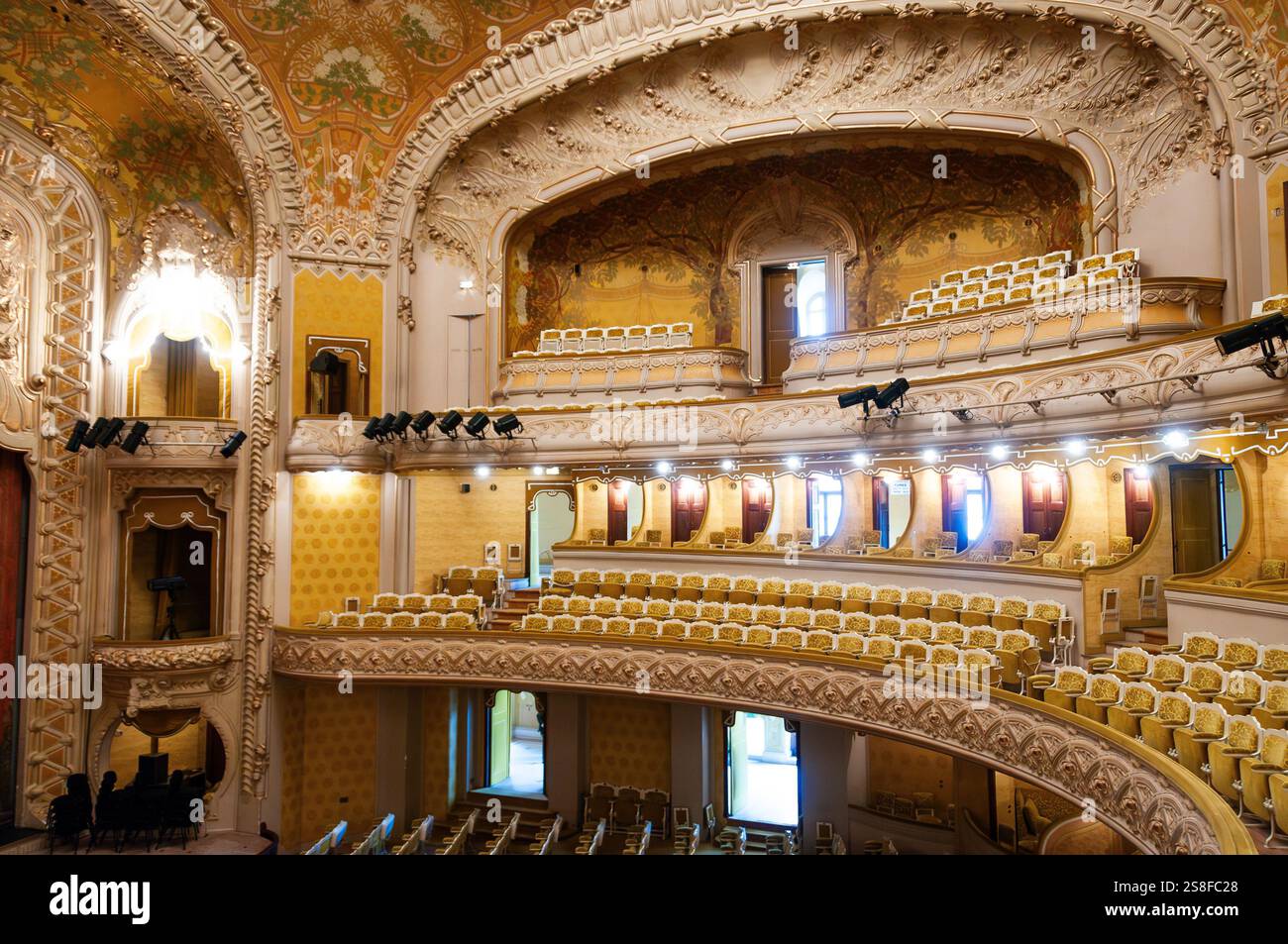 Vista interna dello storico teatro dell'opera di Vichy con design Art Nouveau e architettura elegante. Allier. Alvernia-Rodano-Alpi . Francia Foto Stock