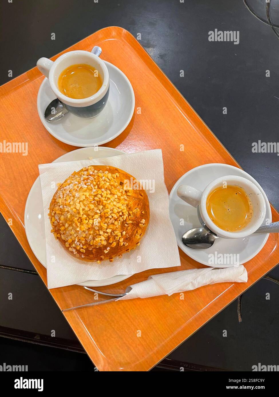 Due tazze di caffè e torta alle mandorle su un vassoio Foto Stock