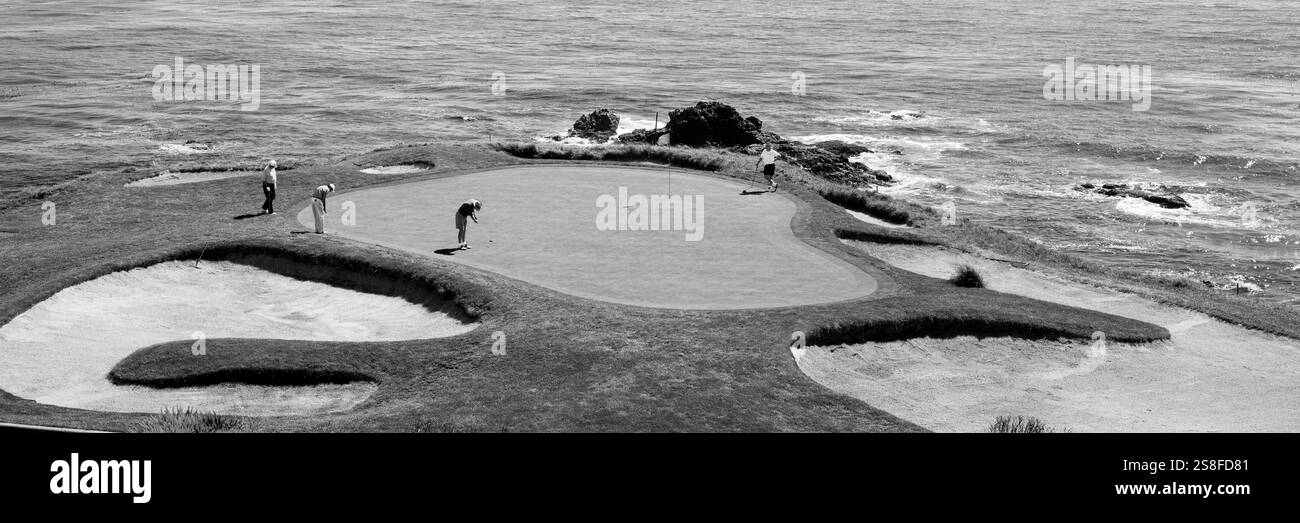 Elevato angolo di visione di un campo da golf, campo di golf di Pebble Beach, California, Stati Uniti d'America Foto Stock