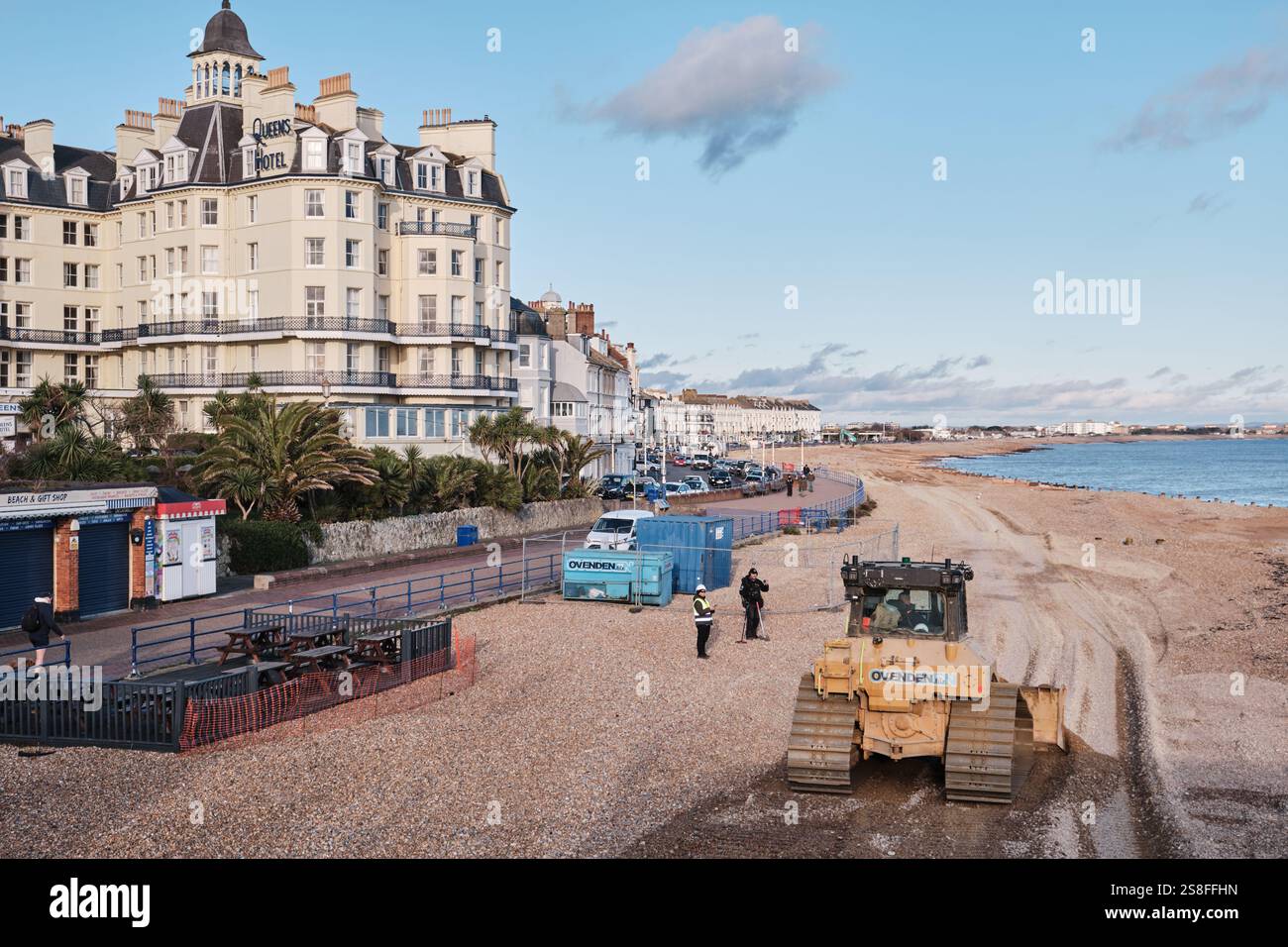 Eastbourne, East Sussex, Regno Unito - 7 gennaio 2025 - Un colpo grandangolare del lungomare in fase di rifornimento della spiaggia o lavori di difesa costiera. Foto Stock