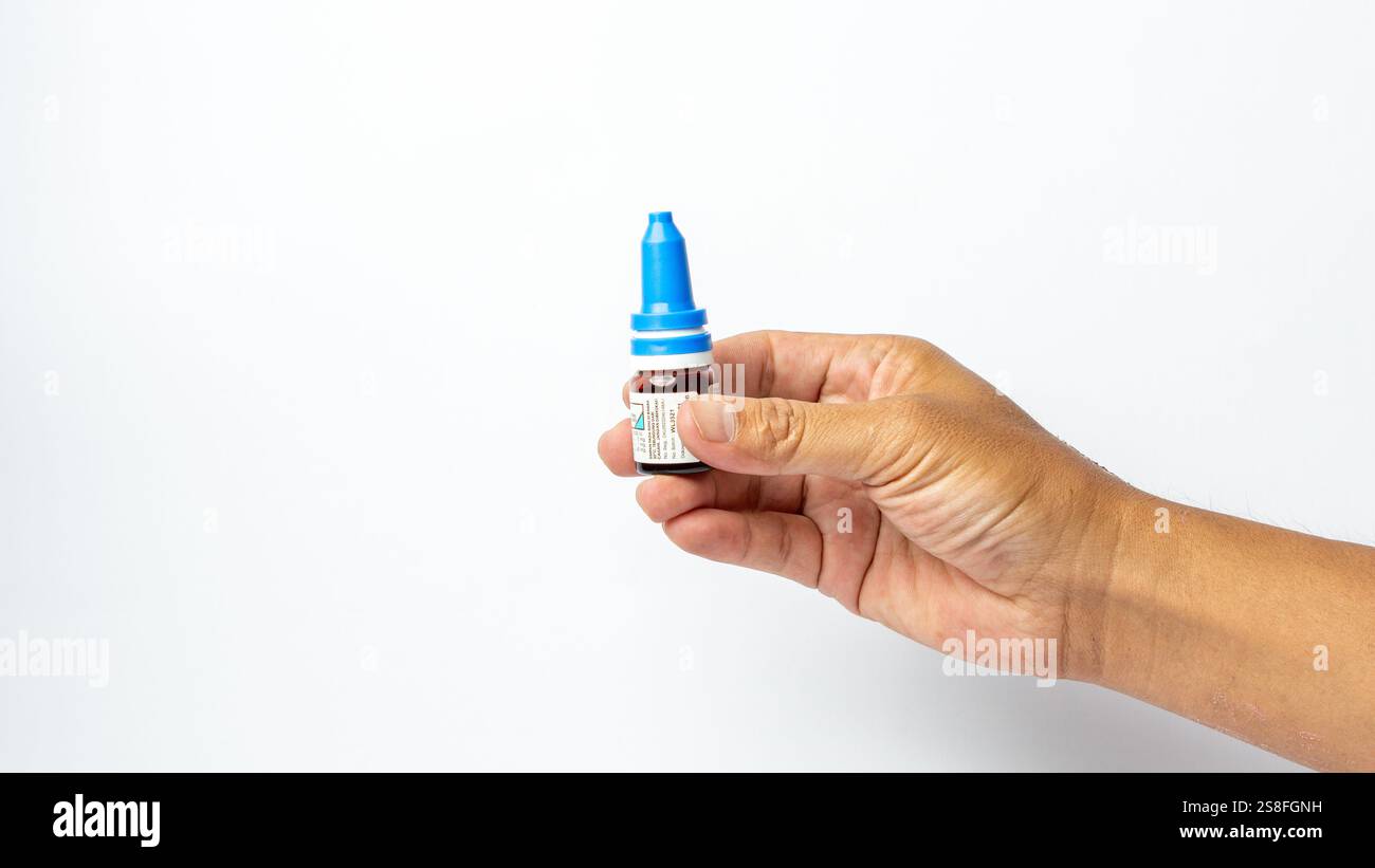 Gocce d'orecchio per trattare le infezioni batteriche nel canale uditivo esterno o l'otite esterna. Foto Stock