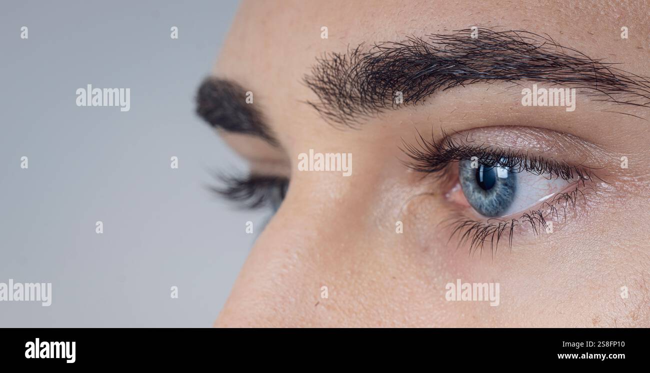Primo piano di occhi e sopracciglia blu Foto Stock