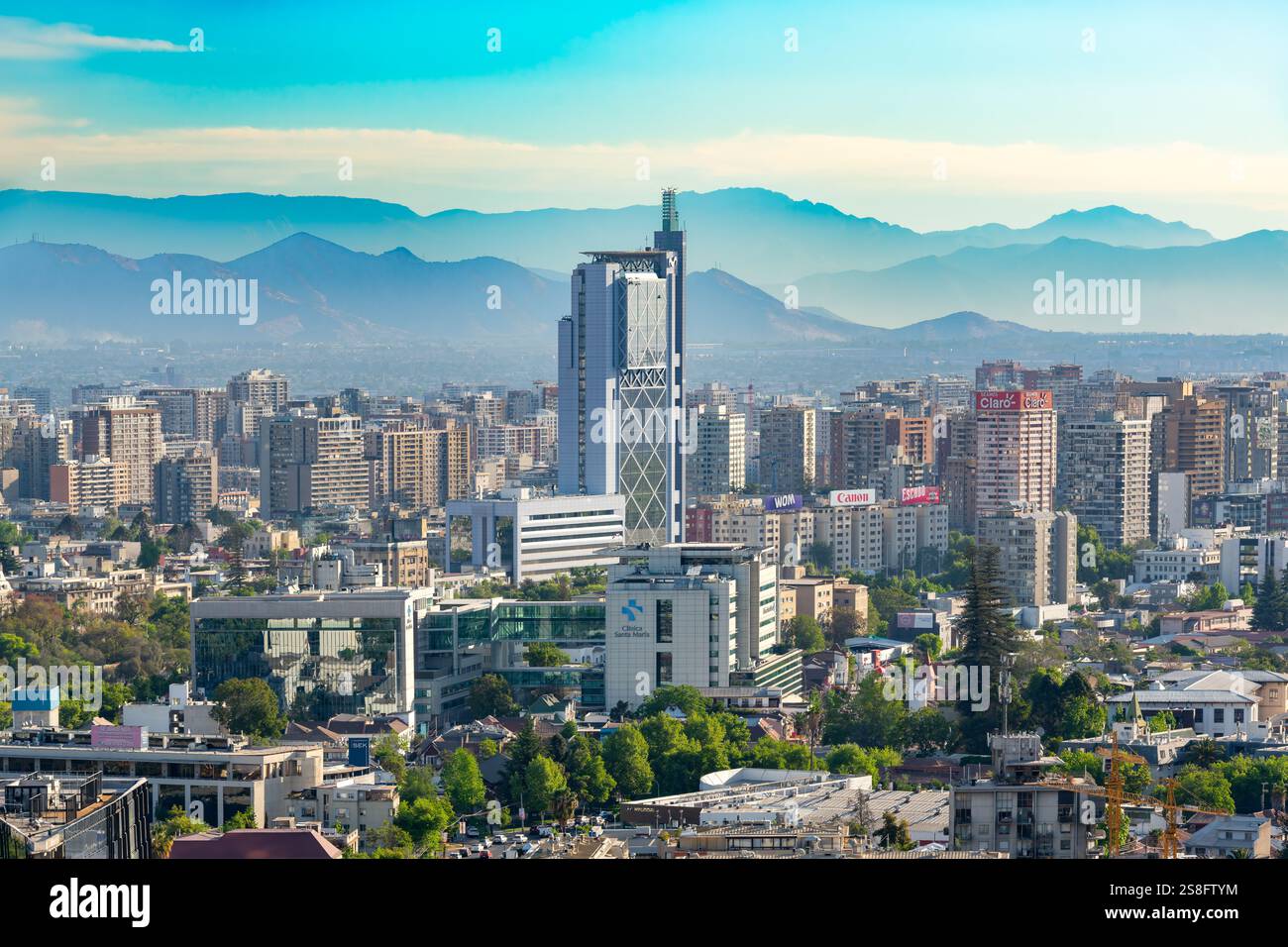 Santiago, regione metropolitana, Cile - vista sopraelevata del centro e del quartiere di Providencia a Santiago del Cile. Foto Stock