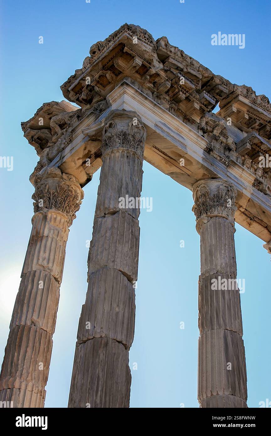 Colonne rimanenti dal Tempio di Traiano nella città antica di Pergamo, Smirne, Turchia Foto Stock