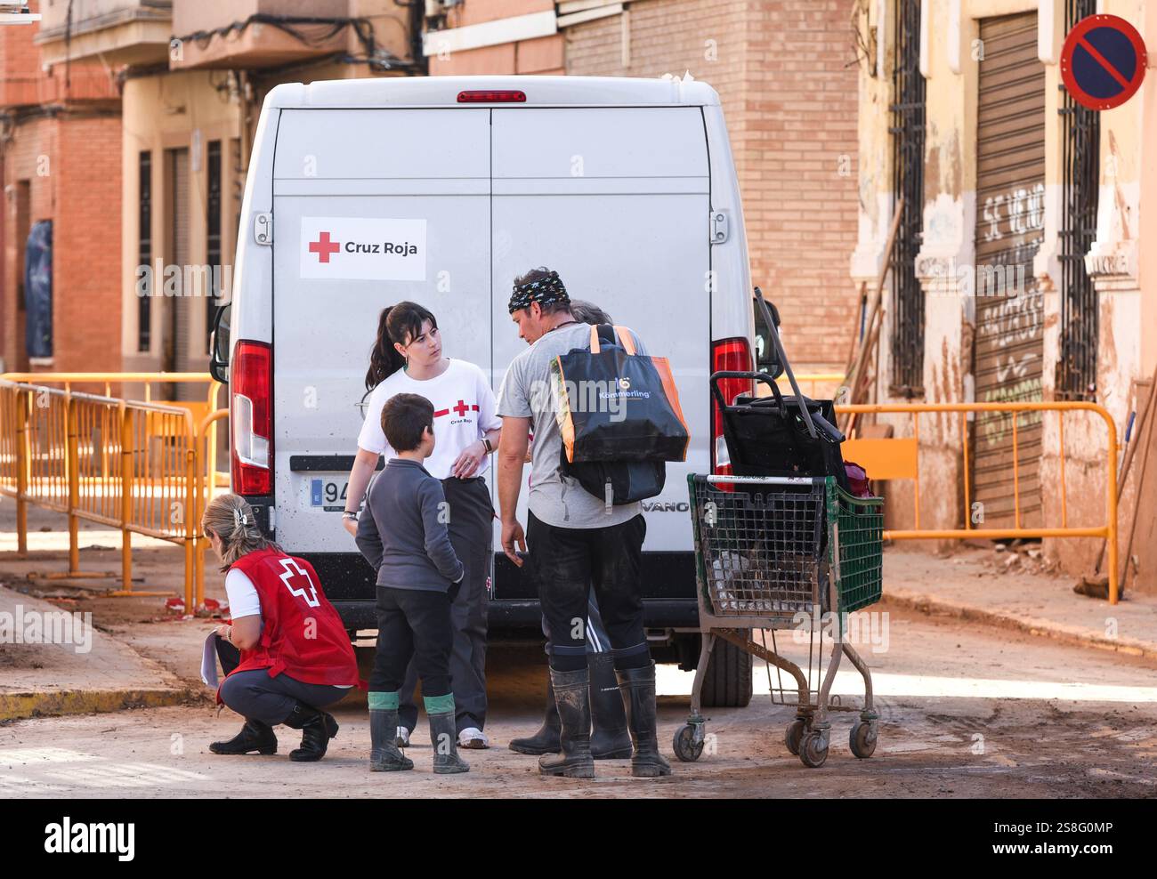 Volontari della Croce Rossa spagnola che parlano con i residenti nelle aree colpite da DANA. Catarroja, Spagna. Foto Stock