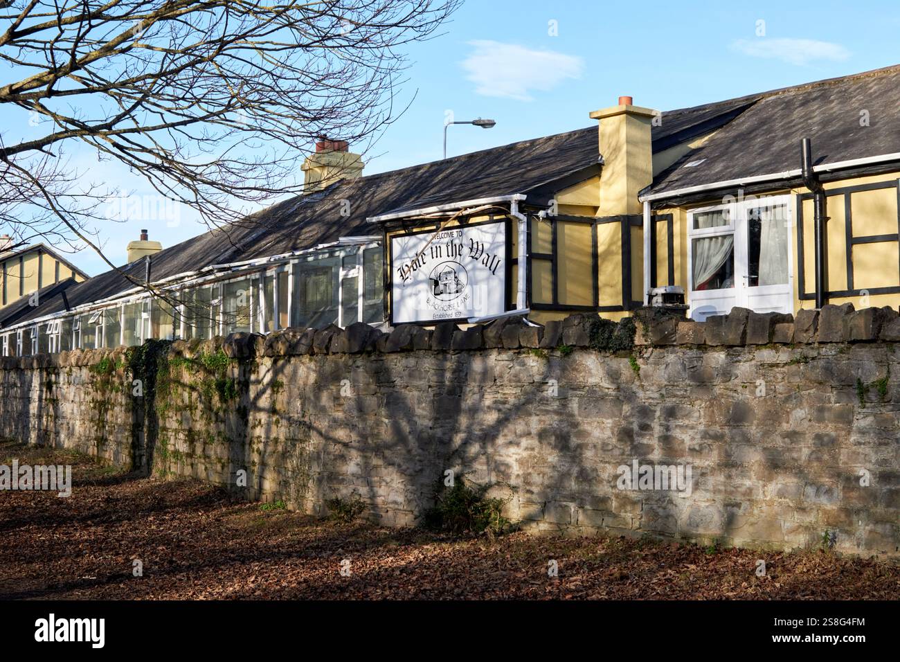 buca nel pub wall dietro il muro nel phoenix park di dublino, repubblica d'irlanda Foto Stock