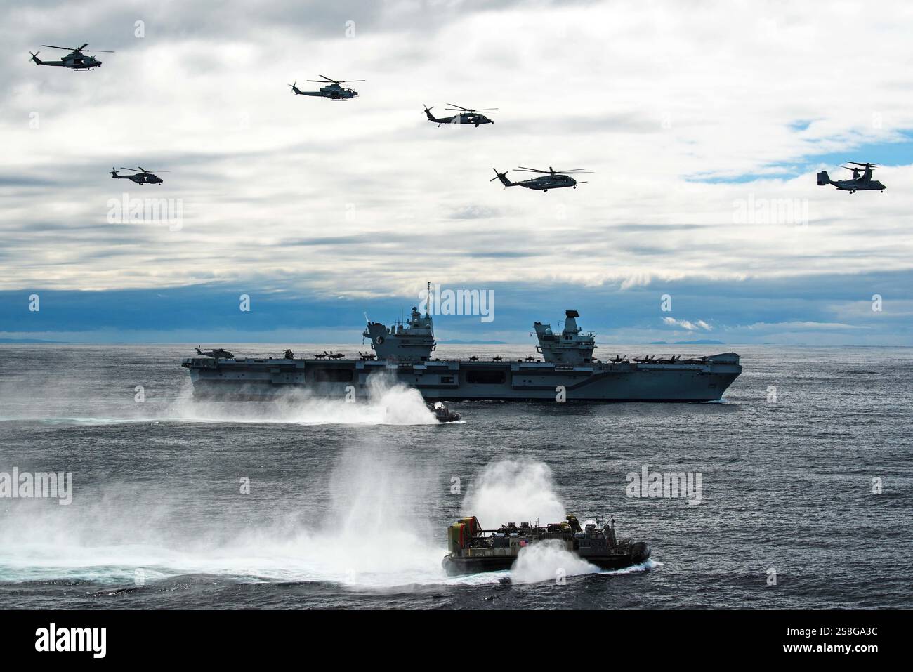 ATLANTIC OCEAN (17 maggio 2021) velivoli dei "Chargers" dell'Helicopter Sea Combat Squadron (HSC) 26 e Marine Medium Tiltrotor Squadron (VMM) 162 Foto Stock