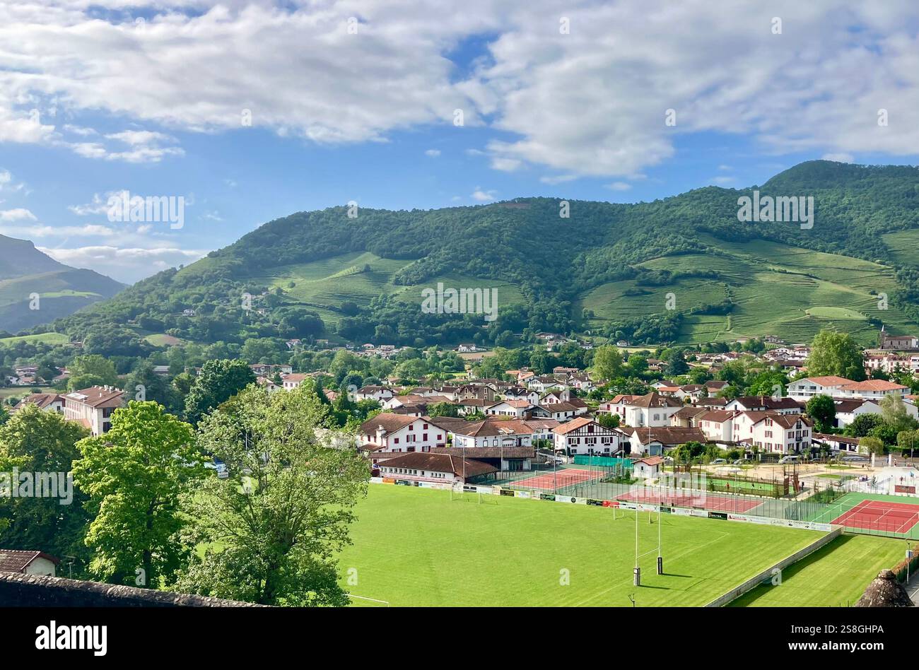 Vista su Saint Jean-Pied-de-Port, tradizionale punto di partenza del Camino Francés con i Pirenei sullo sfondo - Immagine stock catturata con smartphone