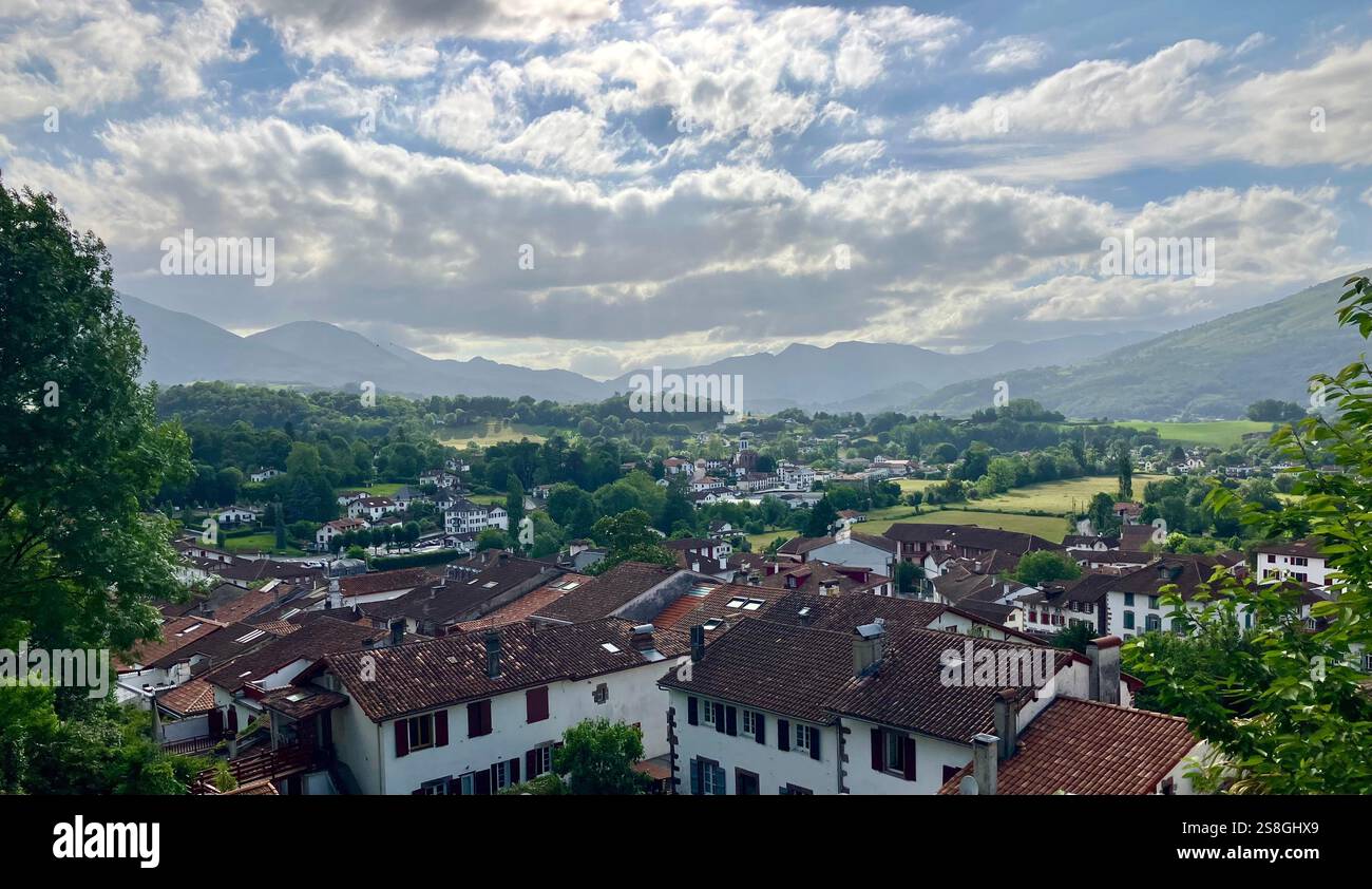 Vista su Saint Jean-Pied-de-Port dalla Cittadella con i Pirenei sullo sfondo. - Immagine stock catturata con smartphone