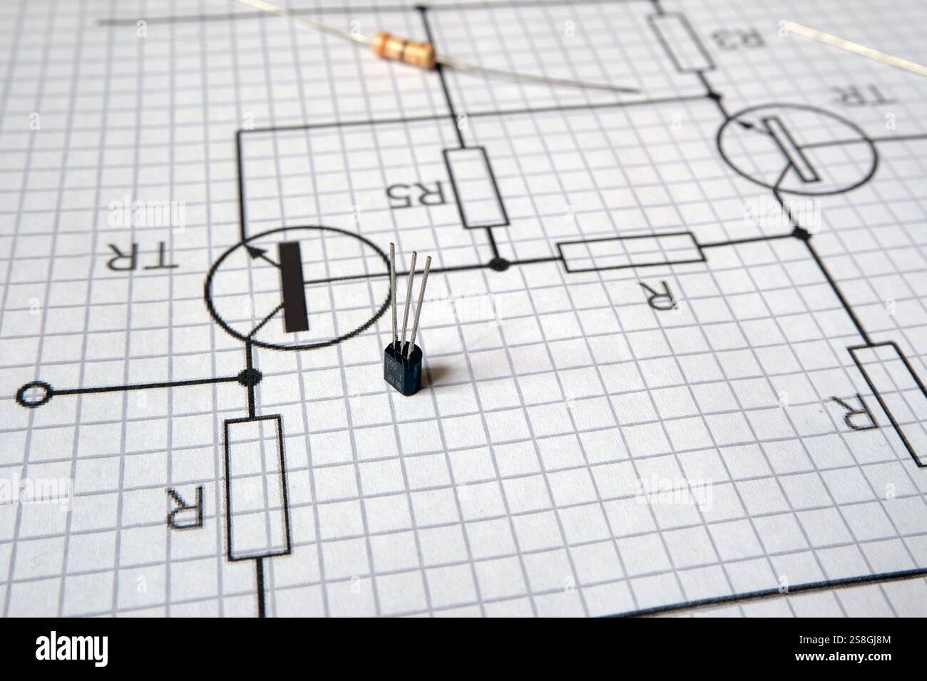 Transistor sullo schema elettrico elettronico. Foto Stock