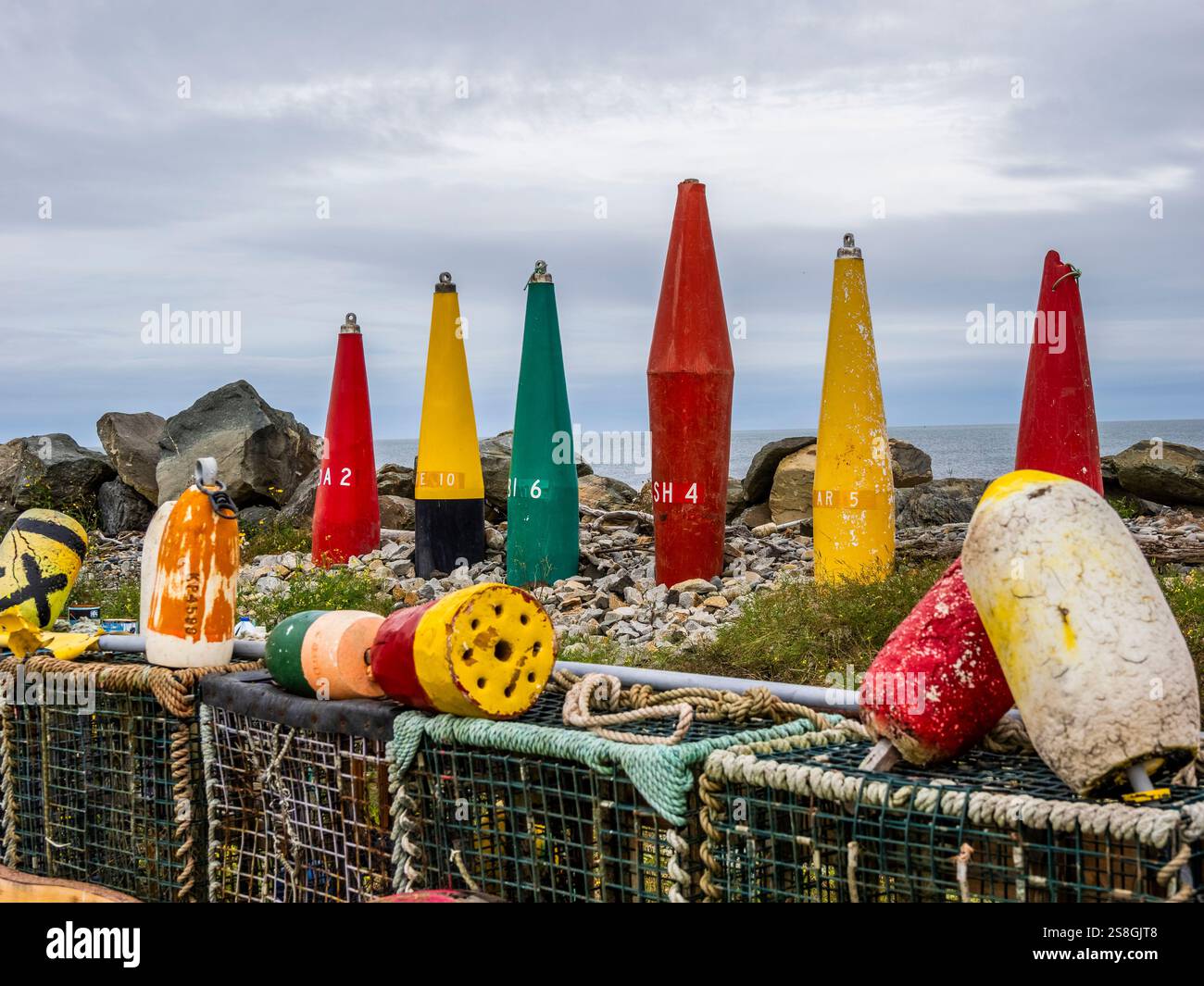 Boe al colorato muro di boe di Yarmouth a Cape Forchu a Yarmouth Bar, nuova Scozia, Canada Foto Stock
