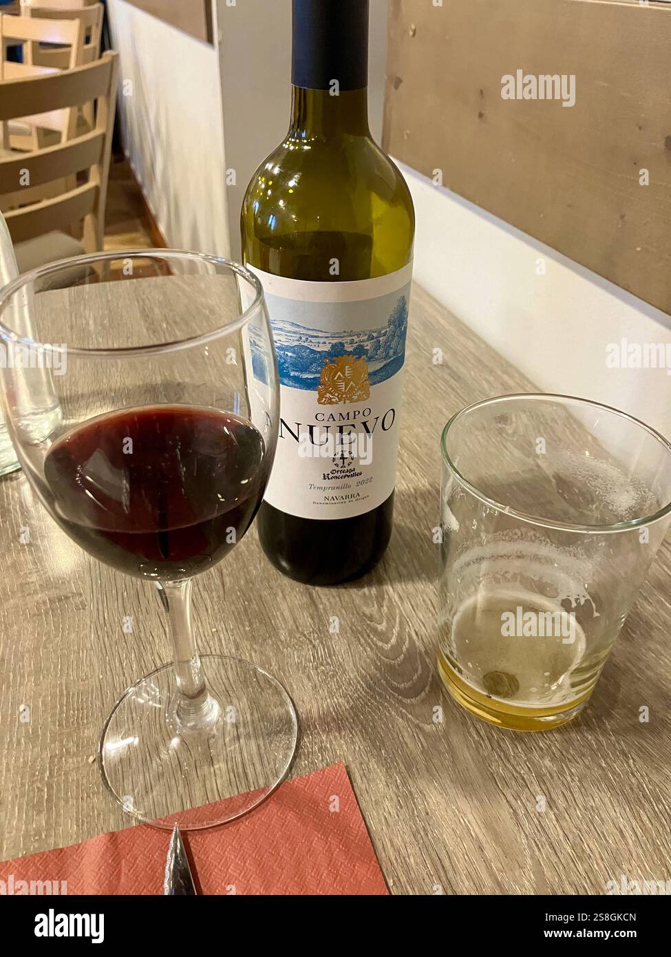 Vino rosso, vino Tinto: Bottiglia e bicchiere su un tavolo Foto Stock