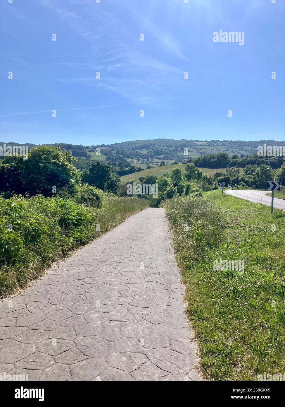 Camminando accanto alla strada, Un tipico palcoscenico del Camino Frances in Navarra, Spagna settentrionale - Immagine stock catturata con smartphone