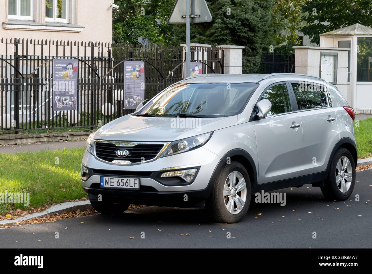 OSTRAVA, CECHIA - 2 OTTOBRE 2023: SUV Silver Kia Sportage III SL parcheggiato in strada Foto Stock