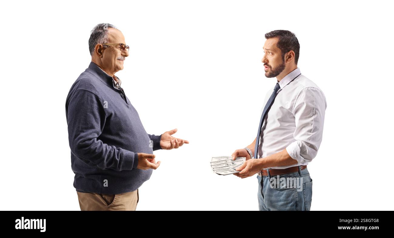 Giovane che offre soldi ad un uomo maturo isolato su sfondo bianco Foto Stock