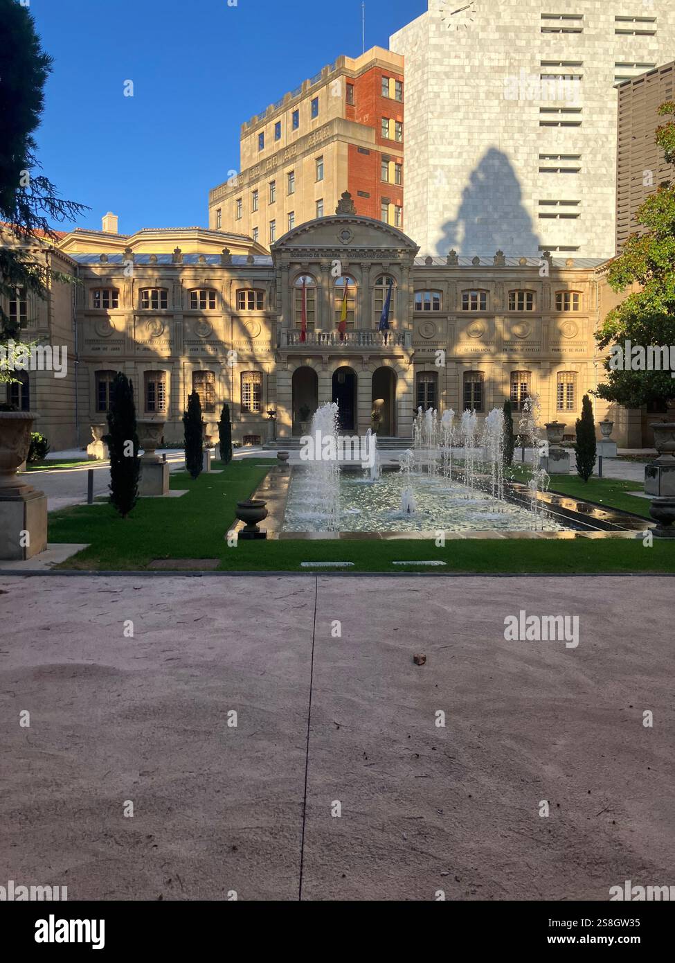 Tradizionale edificio governativo spagnolo con giardini, fontane ed edifici moderni sullo sfondo - Immagine stock catturata con smartphone