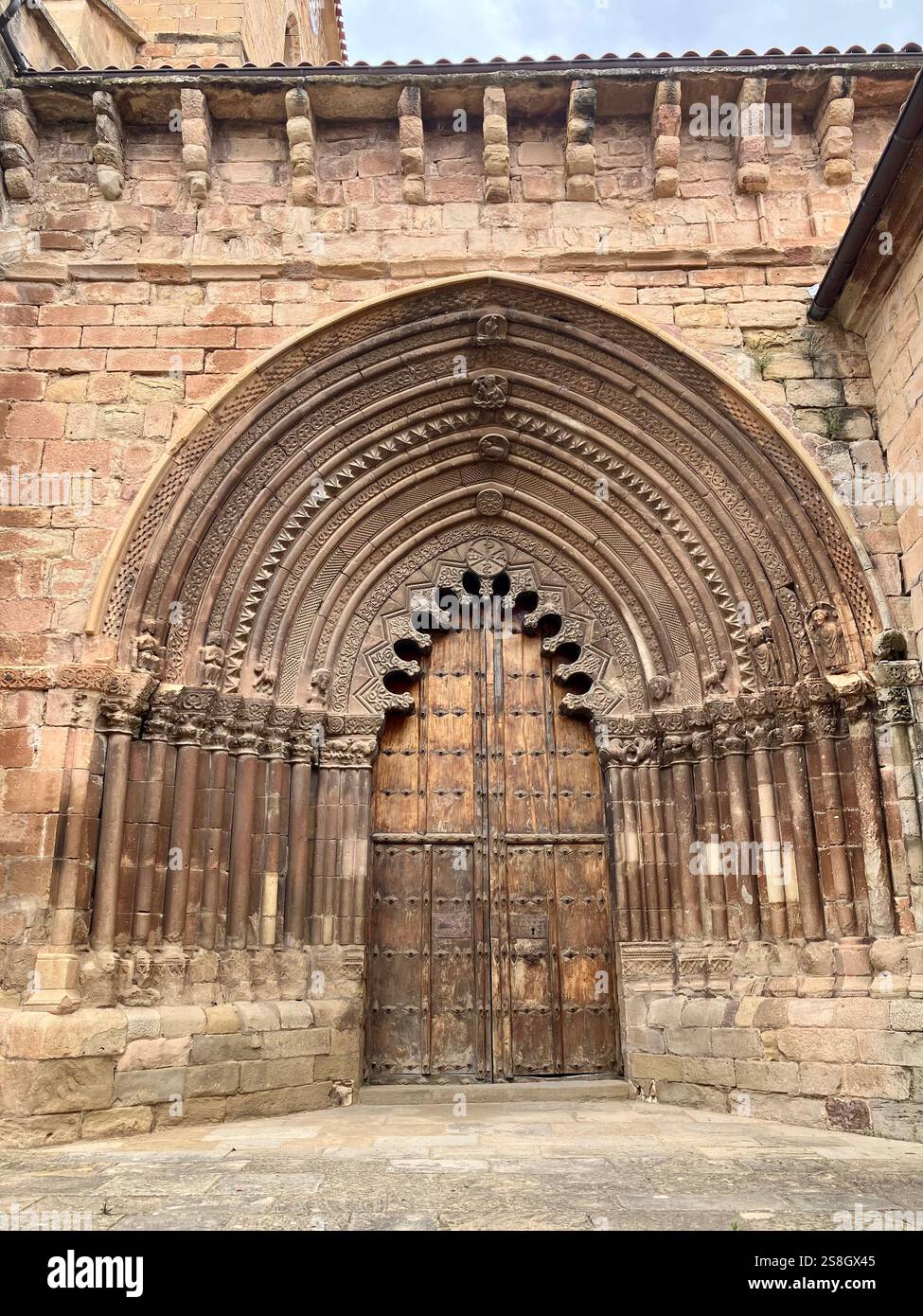 Porta multilobata per la Chiesa di San Román, Cirauqui (Zirauki), Navarra, Spagna Foto Stock