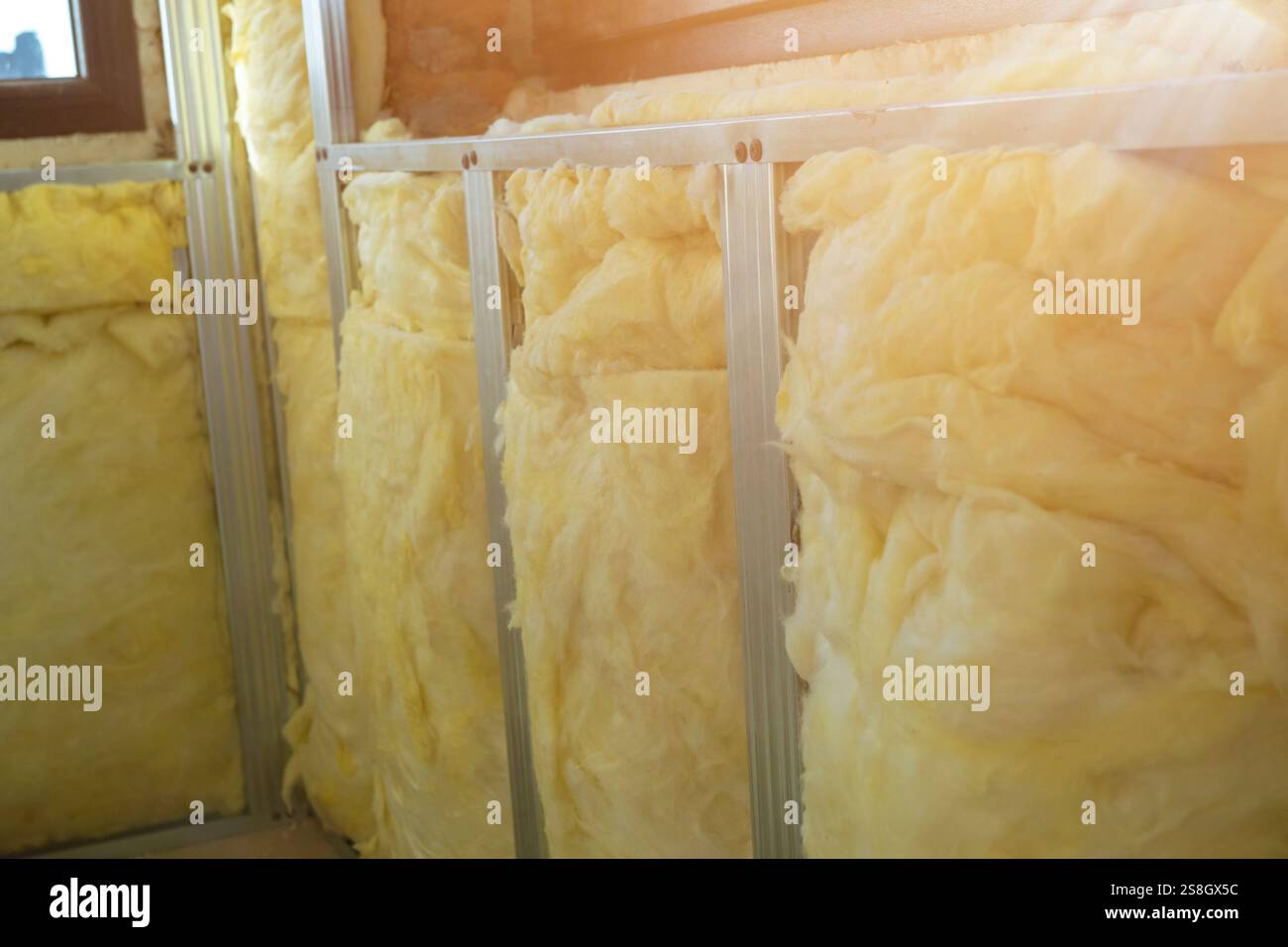 Installazione efficiente dell'isolamento delle pareti domestiche durante la costruzione o la ristrutturazione di abitazioni. Foto Stock