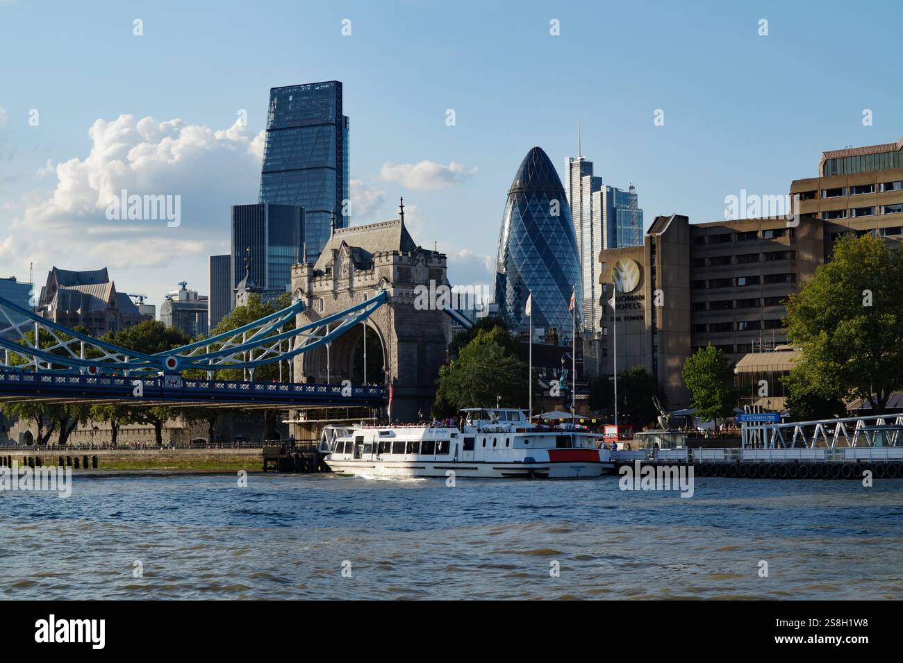 Splendida architettura europea moderna e storica di Londra con i suoi grattacieli ed edifici commerciali visti dal fiume Tamigi, Inghilterra, Gran Bretagna Foto Stock